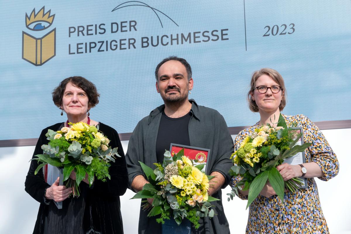 Gewinner:innen des Preises der Leipziger Buchmesse: Regina Scheer, Dinçer Güçyeter, Johanna Schwering (v.l.n.r.)