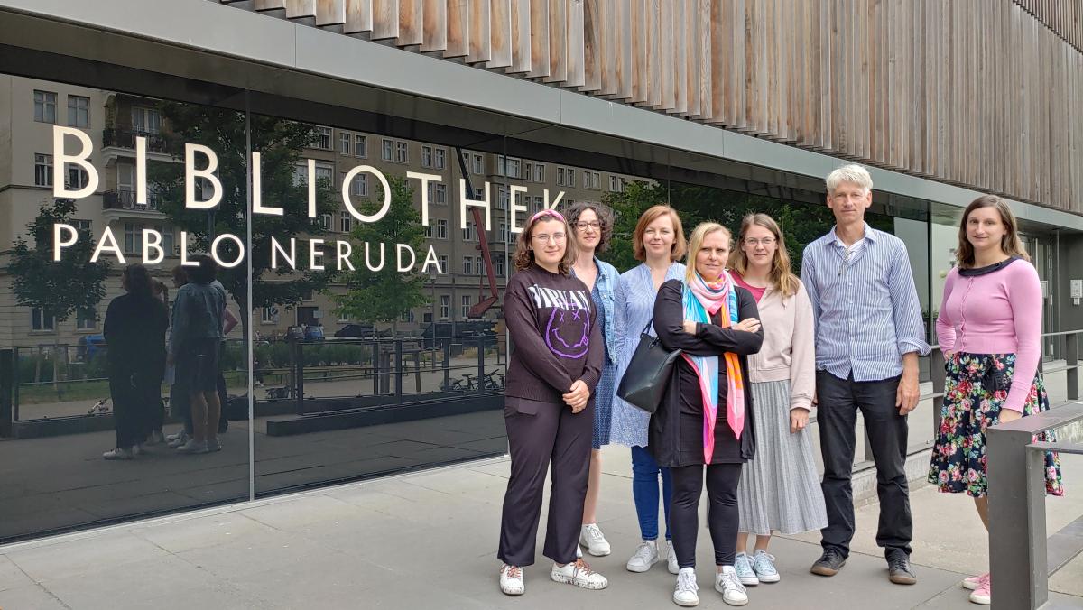 Bibliothekarinnen vor der Pablo-Neruda-Bibliothek 