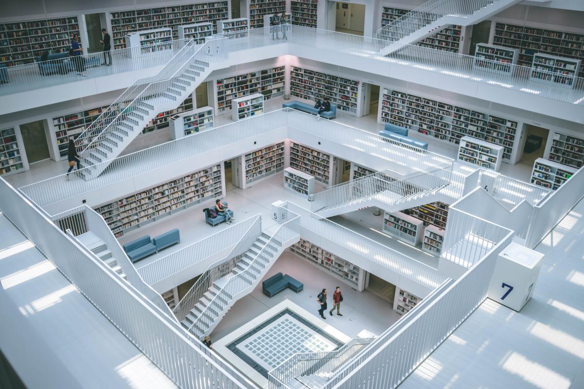 Menschen, die in der Bibliothek spazieren gehen