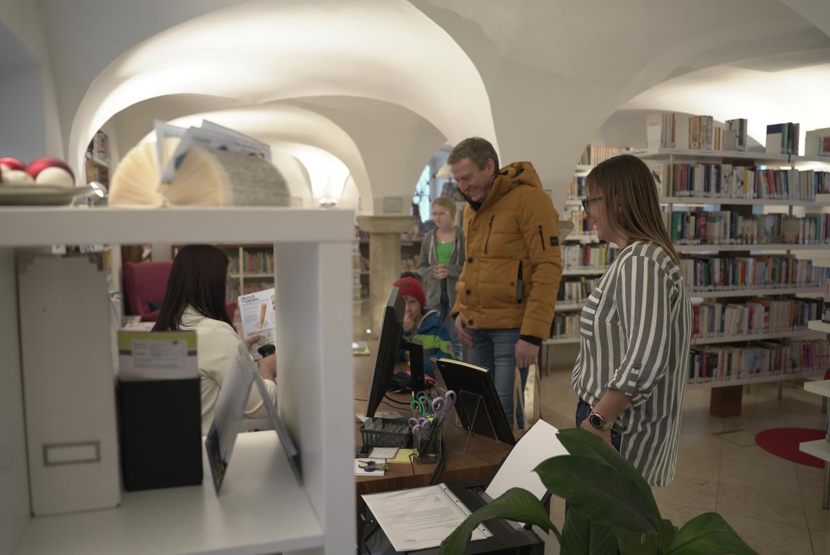 Ausleihe in der Bücherei