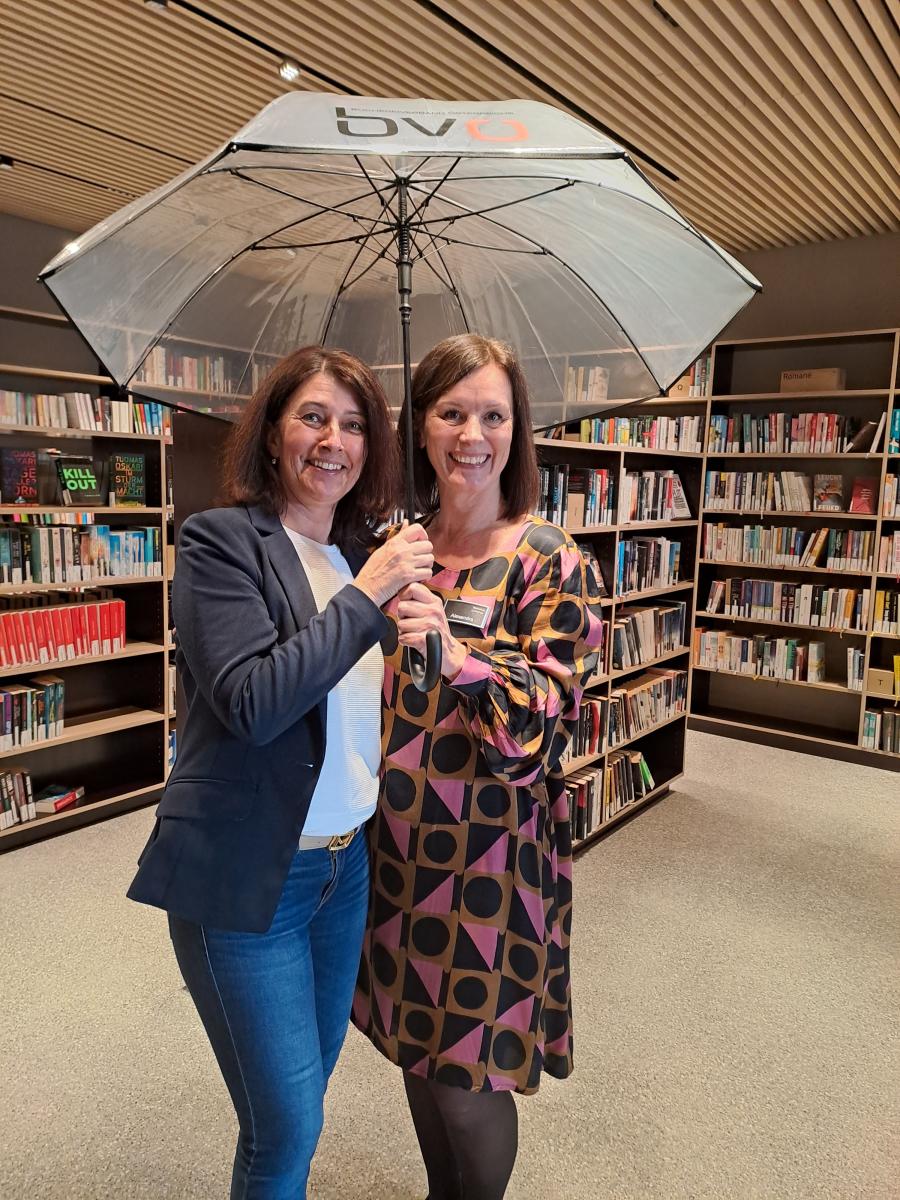 Karin Valasek (BVÖ-Vorstandsmitglied) und Alexandra Jank (Leitung Bibliothek Lustenau)