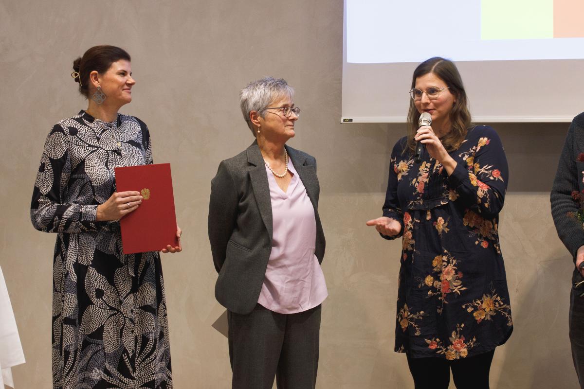 Marie-Therese Stampfl, Monika Aistleitner und Hannah Stadtegger bei der Preisverleihung an die Mediathek der Stadtbibliothek Graz