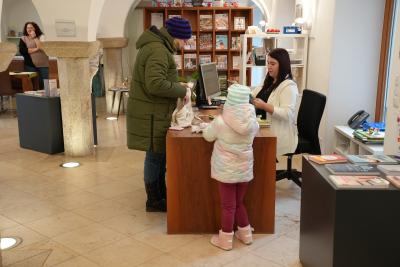 Ausleihe in der Bücherei